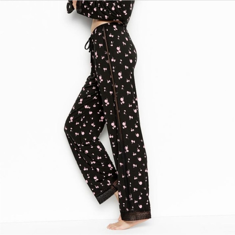 Victoria secret pajamas 
Pre owned- very good condition 
Small Tall